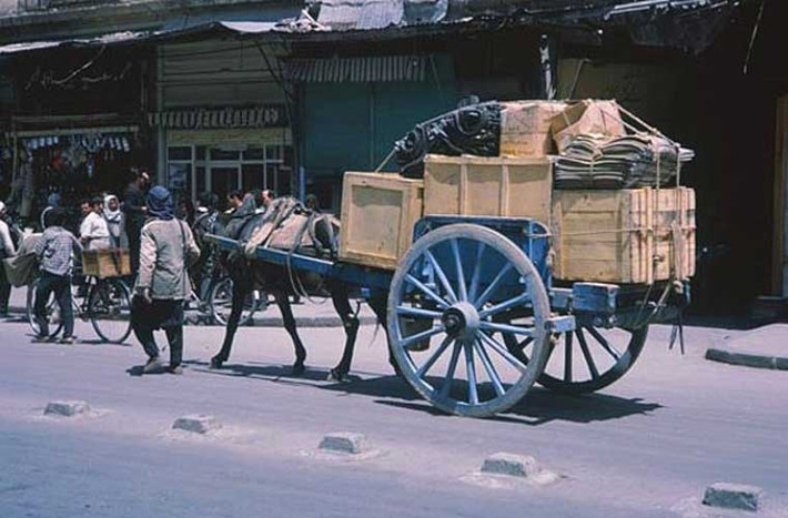 Những chiếc xe chở hàng di chuyển trên phố. Ảnh OLA