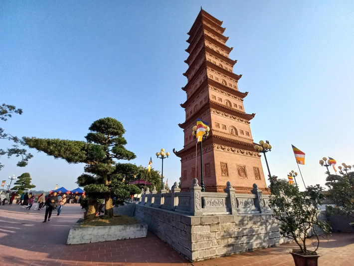 Theo Đại Nam nhất thống chí, tháp Tường Long có 9 tầng, được dựng trên khu đất rộng 1000m2, cửa mở ra hướng tây.