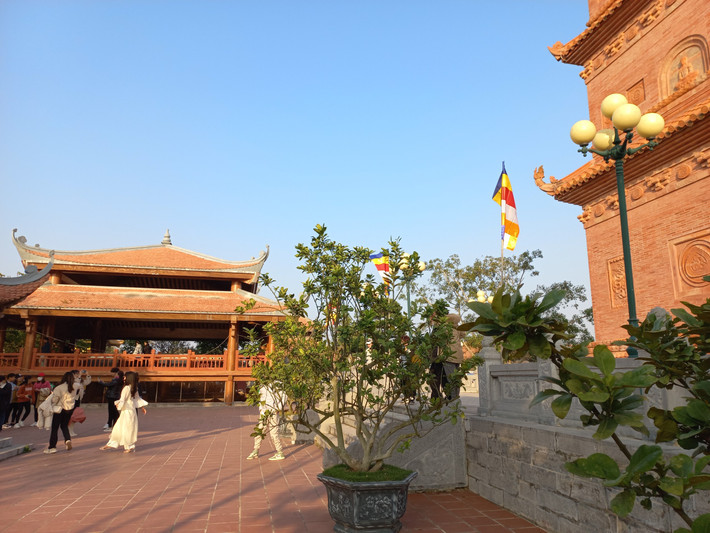 Theo Đại Việt sử lược, năm Mậu Tuất (1058), vua Lý Thánh Tông kinh lý qua vùng biển Ba Lộ đã dừng chân tại nơi này cho người xây tháp để thờ Phật.
