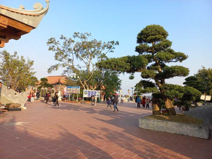Khi xưa nơi đây còn được xây dựng như một đài quan sát nhằm theo dõi các biến động phía Đông Bắc. Thời đó, các đài quan sát ven biển nằm trong hệ thống "truyền đăng", mỗi khi có biến, sẽ đốt cỏ khô cho khói bay lên trời, truyền tín hiệu báo động về kinh thành Thăng Long.