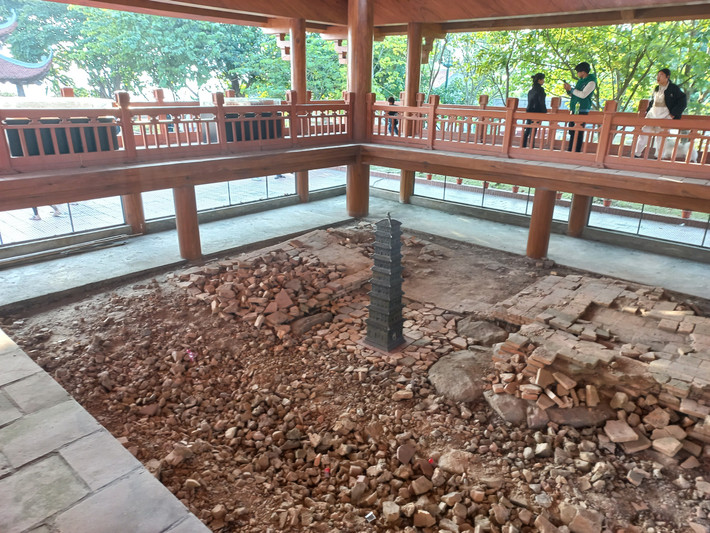 Ngoài ra, nhiều di vật cũng đã được phát hiện như gạch xây tháp, bệ tượng Adiđà bằng đá xanh, chân tảng hoa sen và các con giống đất nung mang hình dáng của các vật thiêng như rồng, phượng, chim thần...