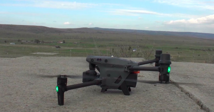 Một hệ thống Saker Scout bao gồm một UAV trinh sát và một số UAV cảm tử. UAV trinh sát nhận nhiệm vụ điều chỉnh và chỉ huy các UAV tự sát, sử dụng AI nhằm khóa mục tiêu tấn công.