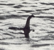 2. Quái vật hồ Loch Ness: Nessie, sinh vật được cho là sống ở hồ Loch Ness, Scotland, từ thời tiền sử. Mô tả ban đầu vào thế kỷ 17 và các hình ảnh chụp sau này cho thấy hình dáng giống khủng long ăn cỏ, với cổ dài thon. (Ảnh: Wikipedia)