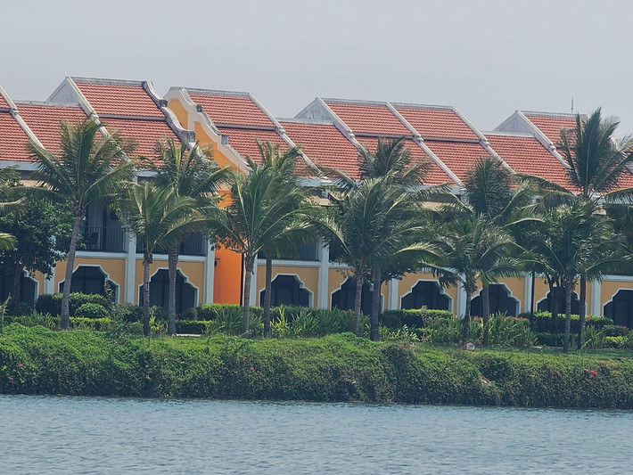 Trong đó, Thanh tra tỉnh Quảng Nam xác định Công ty TNHH MTV Linh Huy (phường Cẩm Nam, TP Hội An) đã bán cho Công ty FLC FAROS hơn 3.700 m3 cát có giá trị hơn 520 triệu (giá trị sau thuế VAT) mà không có hợp đồng mua bán, không có hóa đơn và không có nguồn gốc xuất xứ.