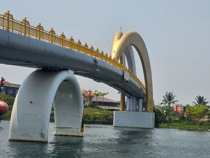 Cầu đi bộ từ đường Trần Quang Khải nối về bờ Bắc của dự án "đình đám" này.