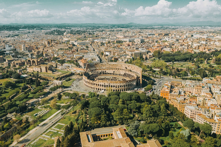 Italy là một trong những quốc gia đón nhiều du khách nhất ở châu Âu. Vì vậy, các biện pháp kiểm soát tình trạng đông đúc đã được áp dụng ở các thành phố lớn, bao gồm cả thủ đô Rome. Cụ thể, từ năm ngoái, du khách phải trả 5,36 USD khi đến thăm đền Pantheon. Ảnh: Spencer Davis/Unsplash.