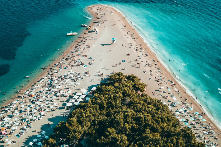 Trong nỗ lực ngăn chặn tiếng ồn trên những con đường rải sỏi của thành phố cổ, Croatia cấm khách du lịch kéo theo hành lý có bánh xe khi di chuyển qua các tuyến đường trung tâm thành phố Dubrovnik. Khách du lịch phải gửi hành lý tại những tủ khoá. Ảnh: Oliver Sjostrom/Unsplash.