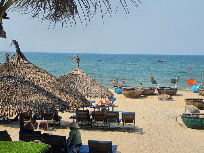Bãi biển An Bàng được Tripadvisor mô tả là nơi có bầu trời xanh, dải cát trắng mịn cùng cảnh quan bờ biển tuyệt đẹp.