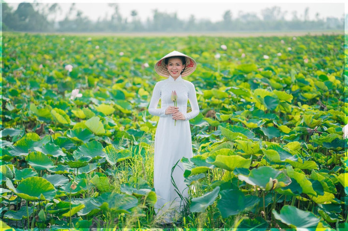 Đến với đồng sen Tháp Mười, cũng có nghĩa là du khách trở về với không gian đồng quê dân dã. Đồng sen thu hút các bạn trẻ tới check-in. Ảnh: thamhiemmekong.