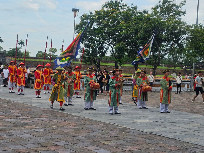 Hoạt động mang đậm màu sắc chốn cung đình diễn ra tại Ngọ Môn được du khách trong và ngoài nước thích thú đón nhận.