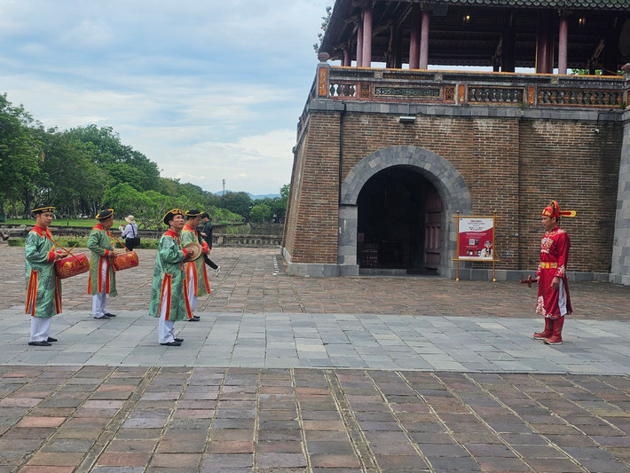 Đây là một trong những nghi lễ cung đình xưa được phục dựng nhằm làm phong phú các hoạt động phục vụ du lịch tại khu di sản Cố Đô Huế.
