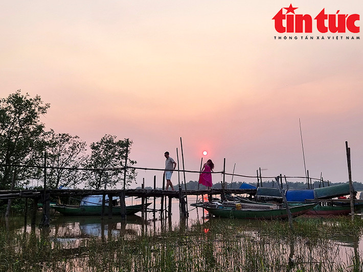 Làng chài nhỏ nằm bên bến Giang Đình, đẹp như một bức tranh với cảnh vật bình yên cuối ngày.