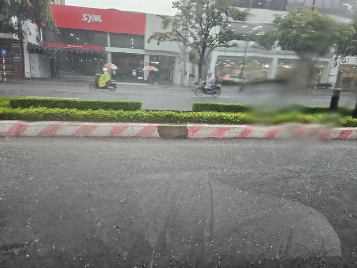 Khu vực ngã ba Điện Biên Phủ - Nguyễn Tri Phương sáng 17/5, đường phố đã bắt đầu lênh láng nước sau trận mưa đầu hè.