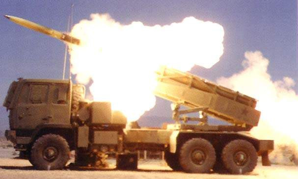 Để có được trong lượng chưa tới 11 tấn, pháo phản lực HIMARS đã phải hy sinh hệ thống giáp của mình. Theo các thông số được Mỹ công bố, phần khoang lái của HIMARS chỉ có khả năng bảo vệ kíp chiến đấu khỏi các loại đạn cỡ nhỏ từ vũ khí cá nhân thông thường. Nguồn ảnh: Sina.
