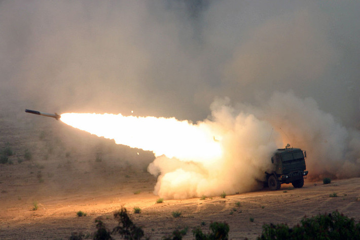 Tầm bắn hiệu quả của HIMARS tuỳ từng loại đầu đạn có thể từ 2km với các loại pháo phản lực thông thường cho tới tối đa 300 km khi sử dụng tên lửa có dẫn đường. Nguồn ảnh: Sina.