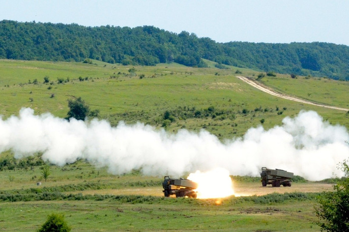 Trong quá khứ, các tổ hợp pháo phản lực HIMARS đã từng tham chiến tại chiến trường Afghanistan, xuất hiện trong cuộc chiến tranh Syria và Iraq. Giá của mỗi tổ hợp này hiện vào khoảng 5,5 triệu USD. Nguồn ảnh: Sina.