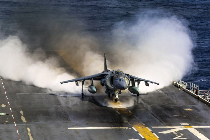 Tuy nhiên xét về hiệu quả kinh tế, AV-8B lại có giá rẻ hơn nhiều khi mỗi chiếc F-35B đắt gấp... ba lần loại cường kích đời cũ này. Nguồn ảnh: QQ.