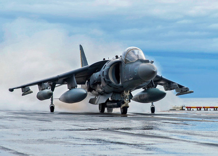 Trong khi đó, phía Mỹ dự kiến sẽ sử dụng chiến đấu cơ F-35B để thay thế cho các chiến đấu cơ AV-8B trong tương lai. Hiện tại Mỹ đang sử dụng tổng cộng khoảng hơn 200 chiến đấu cơ AV-8B và sẽ mất rất nhiều thời gian để thay thế hết được các loại chiến đấu cơ này sang loại F-35B. Nguồn ảnh: QQ.