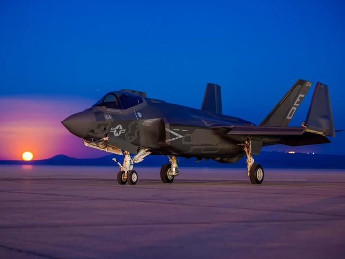 So với phiên bản F-35A, F-35C có thiết kế với cánh lớn hơn và có khả năng gập được cánh để hạn chế diện tích lưu trữ khi được di chuyển trên tàu sân bay. Sải cánh lớn hơn của F-35C cũng cung cấp cho nó lực nâng tốt hơn khi cất cánh trên đường băng tàu sân bay. Nguồn ảnh: F-35.