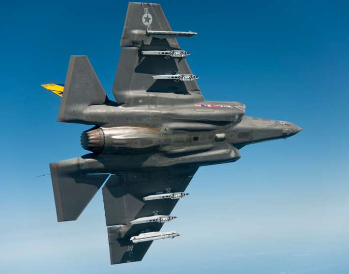 Như vậy rất có thể vào tháng sau, chiến đấu cơ F-35 phiên bản F-35C của Khong quân Hải quân Mỹ sẽ bắt đầu xuất hiện trên những tàu sân bay của lực lượng này và sẵn sàng chiến đấu khi cần. Nguồn ảnh: Pinterest.