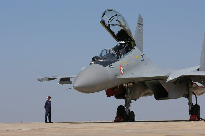 Chưa kể tới việc, dây chuyền lắp ráp Su-30MKI của Ấn Độ cũng có quy mô nhỏ và hoạt động không chuyên nghiệp như dây chuyền sản xuất Su-30 Nga nên giá thành của chiếc Su-30MKI cứ thế bị đội lên qua thời gian mà không có dấu hiệu hạ xuống. Nguồn ảnh: Aviation.