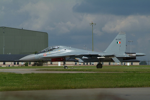 Bộ trưởng Quốc phòng Ấn Độ còn cho biết, chi phí sản xuất Su-30MKI thậm chí còn cao hơn nữa nếu tính thêm cả giá thành chuyển giao công nghệ và các chi phí liên quan khác đến vấn đề sở hữu trí tuệ trên chiếc Su-30MKI mà Nga bàn giao cho nước này. Nguồn ảnh: Conscrp.