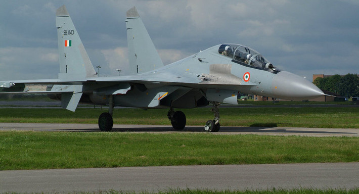 Những sửa đổi bổ sung trong thiết kế của chiếc tiêm kích Su-30MKI giúp nó có khả năng hoạt động phù hợp hơn với Không quân Ấn Độ được cho là lý do chính khiến giá thành sản xuất của chiếc chiến đấu cơ này tăng cao. Nguồn ảnh: Bioyp.