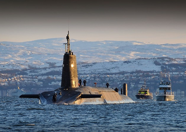 Hải quân Hoàng gia Anh cho biết có thể tàu HMS Vengeance đã bị vướng vào lưới đánh cá hoặc rác thải cỡ lớn trôi nổi trên biển dẫn đến việc 1/3 hệ thống chắn sóng sonar của nó bị kéo rách mất. Nguồn ảnh: Navalar.