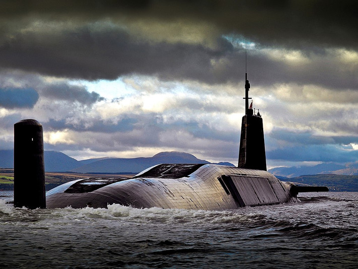 Tàu ngầm HMS Vengeance hiện tại cũng đã bước qua tuổi 20. Do công nghệ hạt nhân của Anh không có hiệu suất cao bằng Mỹ nên tàu ngầm HMS Vengeance đã phải tái nạp lõi phản ứng hạt nhân vào năm 2012 - khi nó chỉ vừa mới được 12 tuổi. Nguồn ảnh: Iuon.