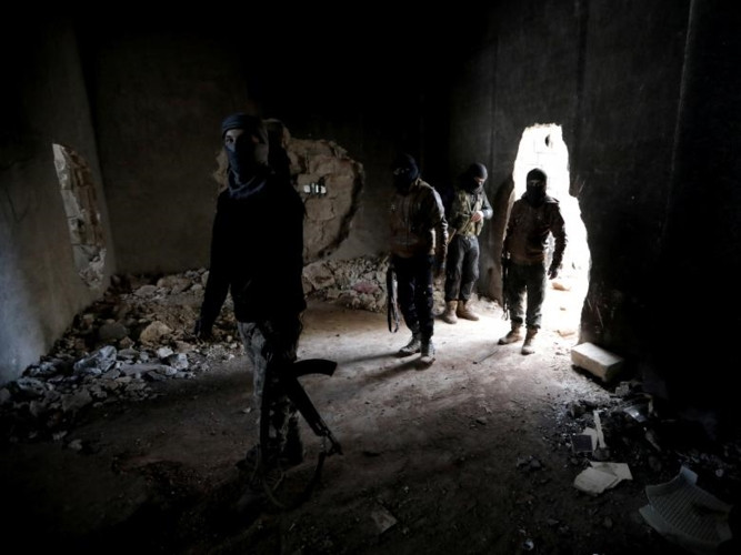 Quân đội Syria đã chính thức tiến vào thành phố Manbij phía bắc tỉnh Aleppo ngày 28/12/2018. Ảnh: nhóm tay sũng vũ trang ở Manbij trước khi giao nộp vũ khí.
