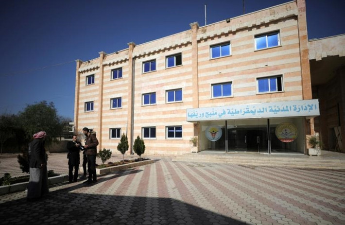 IS bị đánh bại ở Manbij năm 2016 bởi Các lực lượng Dân chủ Syria (SDF) - lực lượng chủ yếu là dân quân người Kurd (YPG) và được liên minh do Mỹ dẫn đầu hậu thuẫn. Ảnh: Một tòa nhà hành chính dân sự của Manbij.