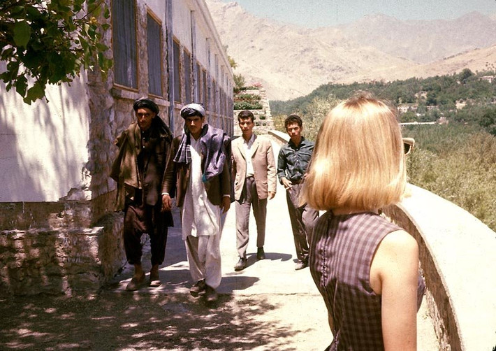 Vào những năm 1960, đàn ông Afghanistan vẫn giữ cái nhìn khá bảo thủ với những cô gái tóc vàng.