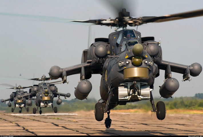 Cái tên thứ hai cần được nói tới Mi-28NE cũng là một loại trực thăng tấn công Nga giành được sự quan tâm rất lớn từ nhiều khách hàng nước ngoài. Đây là loại trực thăng có khả năng hoạt động trong mọi điều kiện thời tiết, hoạt động được cả ngày lẫn đêm, hai ghế ngồi và được tối ưu hoá cho nhiệm vụ chống thiết giáp. Nguồn ảnh: TASS.