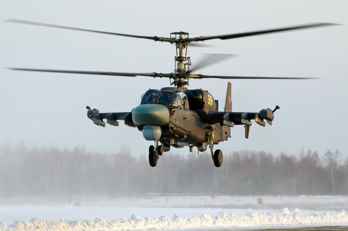 Về cơ bản, trực thăng Ka-52 "Cá Sấu" là phiên bản hiện đại hóa mở rộng của Ka-50 được trang bị thêm hệ thống tuần thám và chỉ thị mục tiêu. Loại trực thăng này cũng có sử dụng động cơ kiểu mới, giải quyết được triệt để vấn đề giới hạn lực G cho phép phi công điều khiển Ka-52 thực hiện được nhiều động tác cực khó trên không. Nguồn ảnh: TASS.