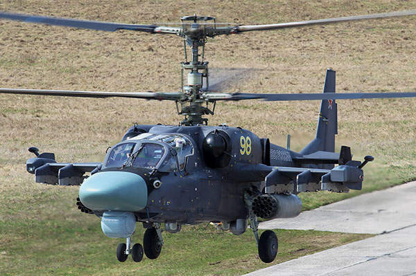 Mặc dù Ka-52 đã được xuất khẩu ra nước ngoài nhưng trực thăng Ka-50 hiện tại vẫn chỉ được duy nhất quân đội Nga sử dụng. Loại trực thăng này cũng có số lượng rất ít, chỉ vào khoảng 32 chiếc từng được sản xuất trong số đó có ít nhất một chiếc đã bị phá huỷ hoàn toàn. Nguồn ảnh: TASS.