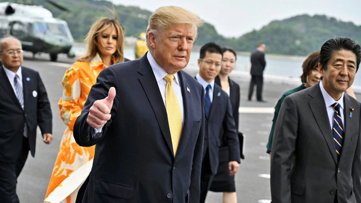 Cũng trong chuyến thăm này của tổng thống Donald Trump, Nhật đã công bố việc mua thêm 105 tiêm kích F-35 sau khi đặt mua 42 chiếc hồi năm 2011. Điều này sẽ biến Nhật thành quốc gia đồng minh sở hữu nhiều F-35 nhất, vượt trội số lượng F-35 của mọi nước châu Âu đang đặt mua của Mỹ. Nguồn ảnh: Sina.
