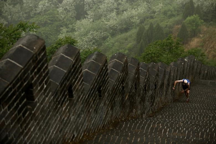 Với tổng chiều dài 42,2 km và 5.164 bậc thang, đường chạy này là một trong những hành trình khó khăn nhất trên thế giới, thách thức thể lực của mọi vận động viên. Trong hình là một vận động viên tham gia tranh tài tại cuộc thi chạy marathon diễn ra trên Vạn Lý Trường Thành (Trung Quốc) ngày 18.5..