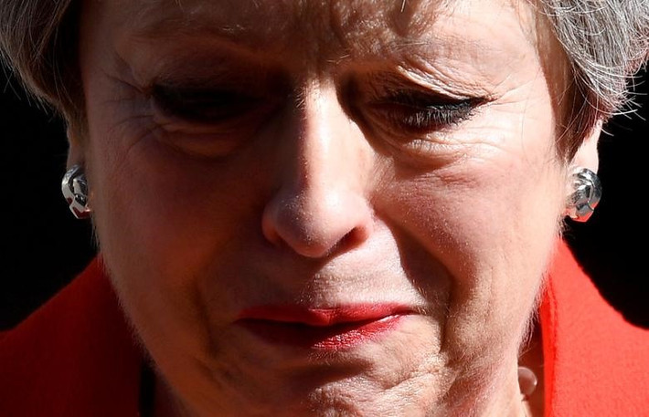 Thủ tướng Anh Theresa May bật khóc khi tuyên bố sẽ từ chức lãnh đạo đảng Bảo thủ vào ngày 7.6, khép lại 3 năm cầm quyền đầy biến động, đồng thời bày tỏ hối tiếc rằng bà đã không đảm bảo được thỏa thuận Brexit.
