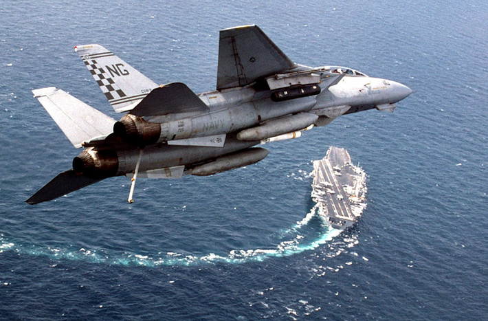 Hải quân Mỹ ngưng hoạt động F-14 vào năm 2006 và thay thế bằng F/A-18 E/F Super Hornet nhẹ hơn. F-14 đã chứng minh khả năng tấn công tuyệt vời trong các chiến dịch. Sự trở lại của F-14 là cần thiết để đối phó với mối đe dọa ngày càng tăng từ Nga và Trung Quốc. Ảnh: Hải quân Mỹ.