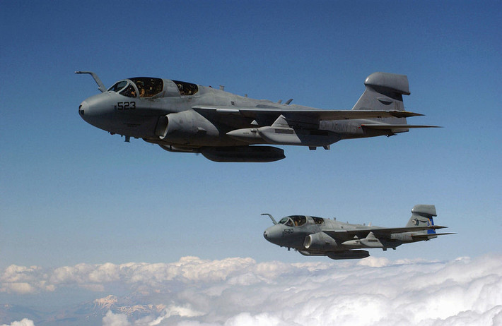 EA-6B có thể mang theo 8,1 tấn vũ khí và thiết bị gây nhiễu, nhiều hơn so với EA-18G. Prowler có phạm vi hoạt động 3.800 km, nhiều hơn khoảng 500 km so với EA-18G. Sự trở lại của EA-6B là rất cần thiết đối với Hải quân Mỹ. Ảnh: Hải quân Mỹ.