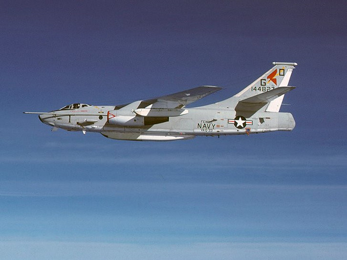 EKA-3B Skywarrior. Đây là phiên bản chiến tranh điện tử và tiếp nhiên liệu trên không của máy bay ném bom A-3 Skywarrior. Đây là máy bay chiến đấu nặng nhất hoạt động trên tàu sân bay Mỹ với trọng lượng cất cánh tới 37 tấn. Ảnh: Flickr.
