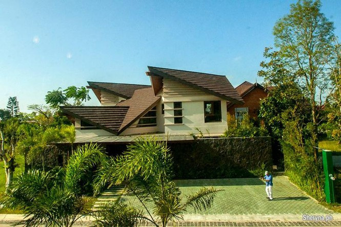 Công trình nằm ở thành phố Tagaytay. Bên ngoài được làm từ vật liệu thô địa phương.