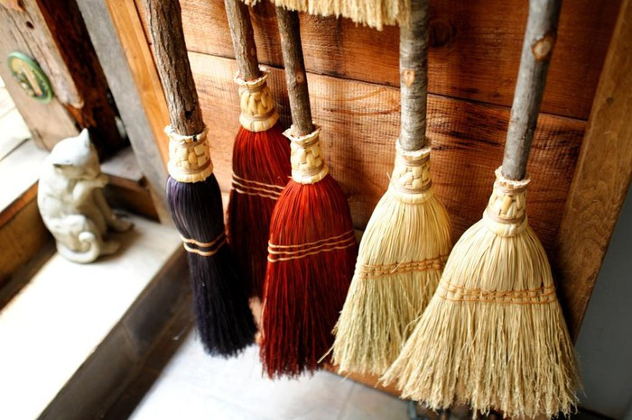 Giấu chổi: Theo Telegraph, người Na Uy tin rằng những linh hồn và phù thủy độc ác sẽ xuất hiện vào đêm Giáng sinh. Vì vậy, các gia đình sẽ giấu tất cả chổi của họ trước khi đi ngủ. Ảnh: Shutterstock.