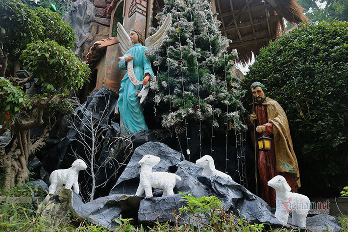 Tại Nhà Thờ Lớn Hà Nội, cây thông Noel cao trên dưới 10m được dựng ở mặt trước Nhà thờ trên phố Lý Quốc Sư. Xung quanh được trang trí bằng những tiểu cảnh dựa trên truyền thuyết về ngày Chúa giáng sinh.