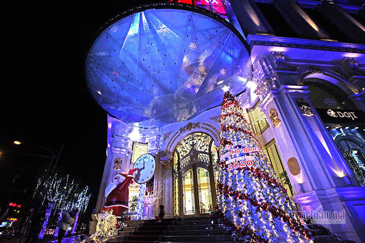 Mô hình cây thông và ông già Noel với hệ thống ánh sáng đa sắc trước cửa một trung tâm thương mại trên đường Nguyễn Thái Học.