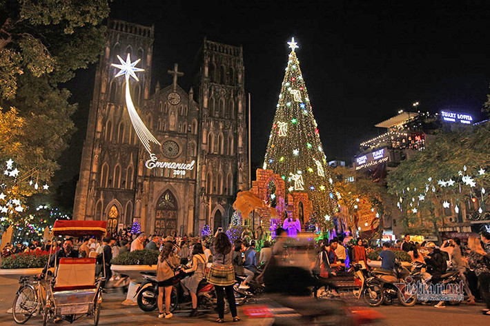 Tại Nhà Thờ Lớn Hà Nội, cây thông Noel cao trên dưới 10m được dựng ở mặt trước Nhà thờ trên phố Lý Quốc Sư. Xung quanh được trang trí bằng những tiểu cảnh dựa trên truyền thuyết về ngày Chúa giáng sinh.