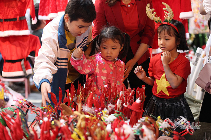 Những món quà Giáng sinh bắt mắt rất thu hút trẻ em.