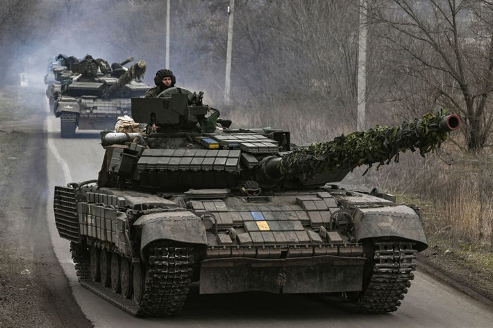 Khi cuộc xung đột với Nga bùng nổ hồi tháng 2/2022, khoảng 770 chiếc T-64 đã được đưa vào hoạt động. Mặc dù đã lắp đặt một số thiết bị hiện đại như kính ngắm ảnh nhiệt, hệ thống liên lạc vệ tinh... trên một số xe tăng nhưng chúng vẫn lạc hậu, chủ yếu về mặt giáp bảo vệ.