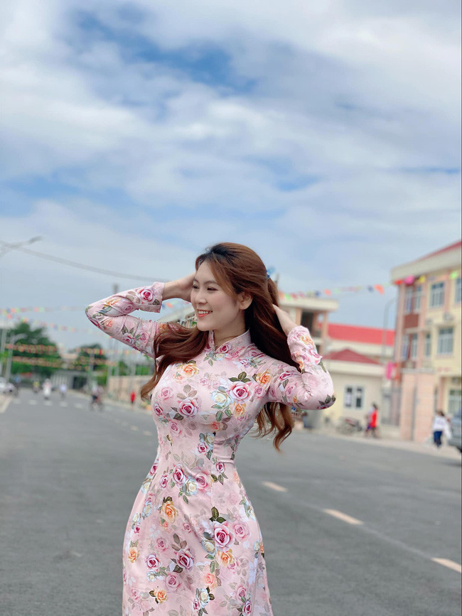 Trần Nam Trân (sinh năm 1996, cựu nữ sinh trường Đại học Sư phạm TP.HCM) nổi tiếng với danh xưng "cô giáo tiểu học xinh như hot girl".