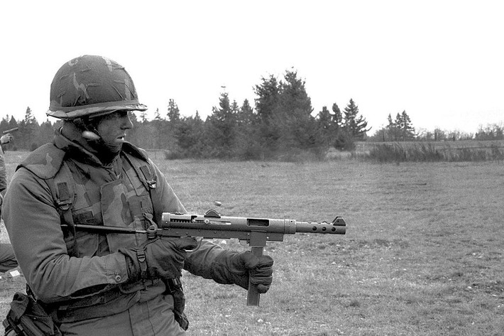 Ra đời từ năm 1944 và bắt đầu được sản xuất từ năm 1945, súng tiểu liên do Thuỵ Điển thiết kế mang tên Carl Gustav M/45 là một trong những vũ khí chính của lính Pháp sử dụng trên chiến trường Việt Nam trong suốt 9 năm diễn ra Chiến tranh Đông Dương. Nguồn ảnh: Sub.
